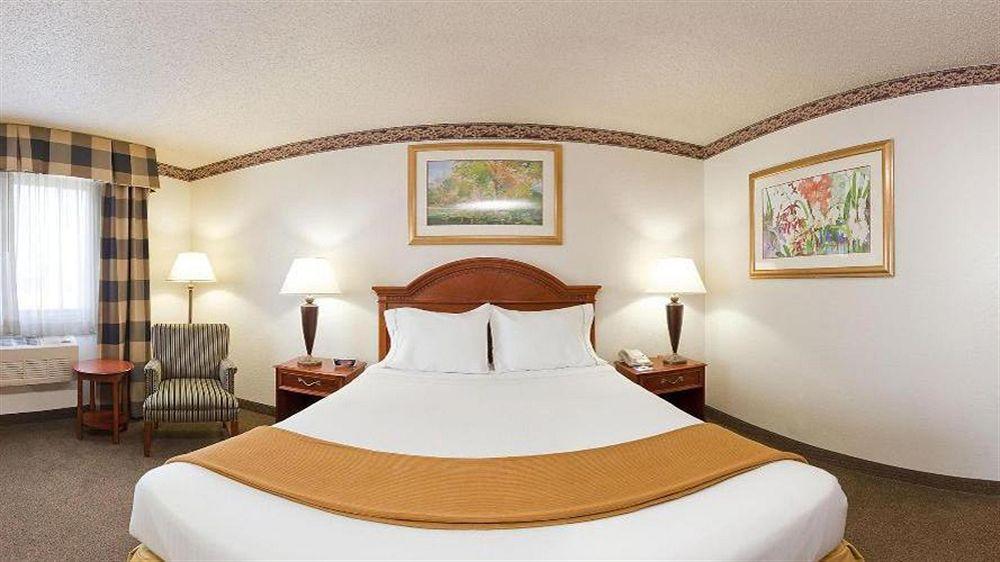 Holiday Inn Express & Suites Johnstown By Ihg Exterior photo