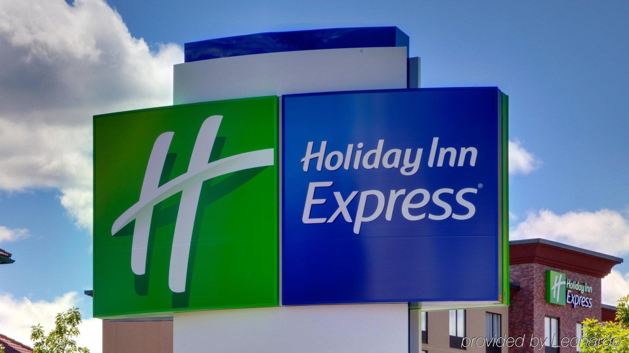 Holiday Inn Express & Suites Johnstown By Ihg Exterior photo