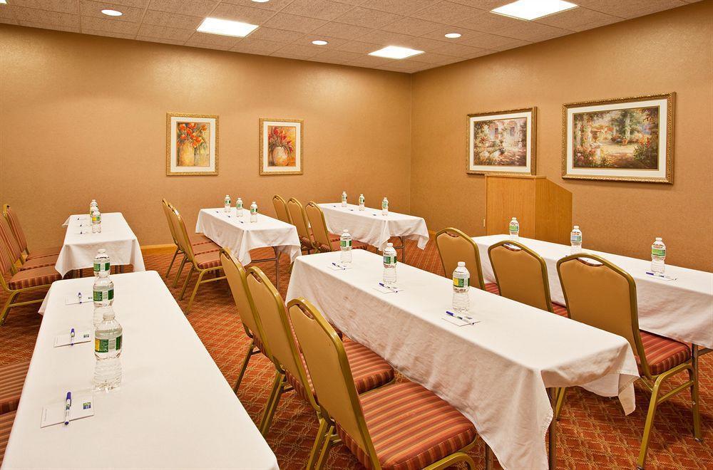 Holiday Inn Express & Suites Johnstown By Ihg Exterior photo