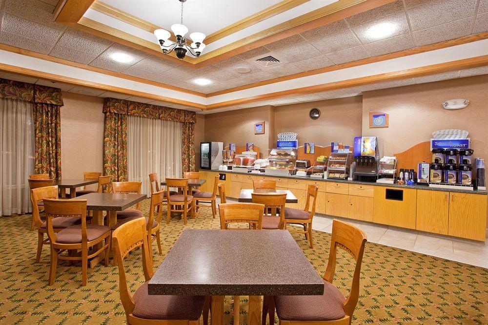 Holiday Inn Express & Suites Johnstown By Ihg Exterior photo
