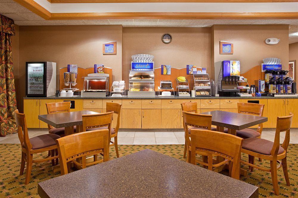 Holiday Inn Express & Suites Johnstown By Ihg Exterior photo