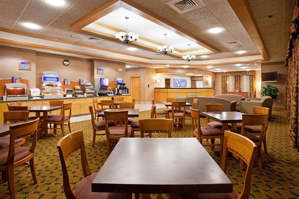 Holiday Inn Express & Suites Johnstown By Ihg Exterior photo