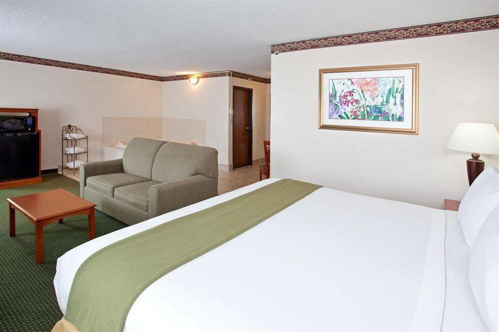 Holiday Inn Express & Suites Johnstown By Ihg Exterior photo