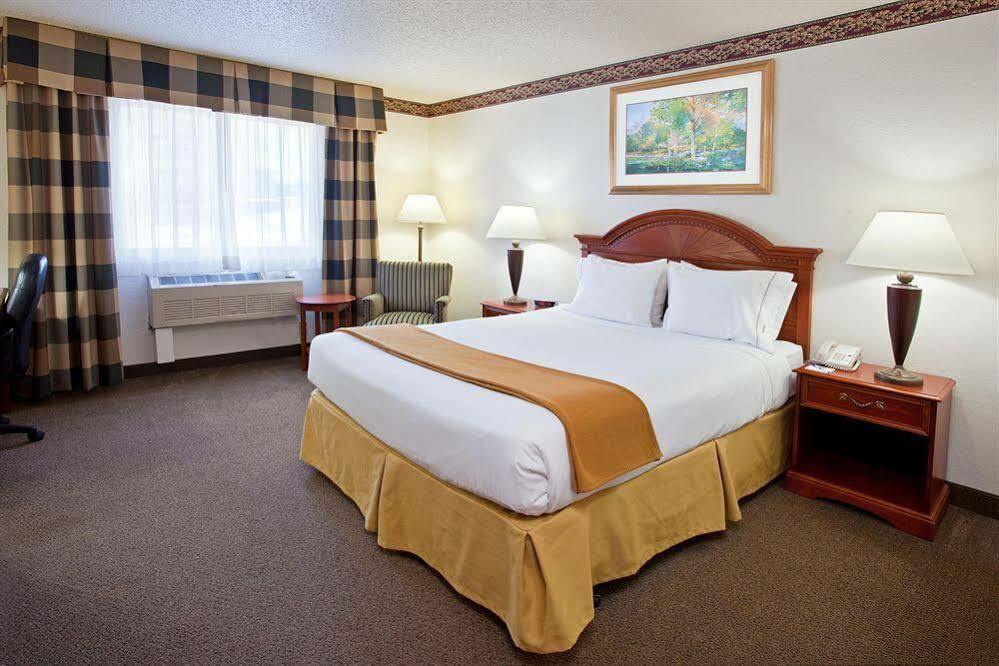 Holiday Inn Express & Suites Johnstown By Ihg Exterior photo