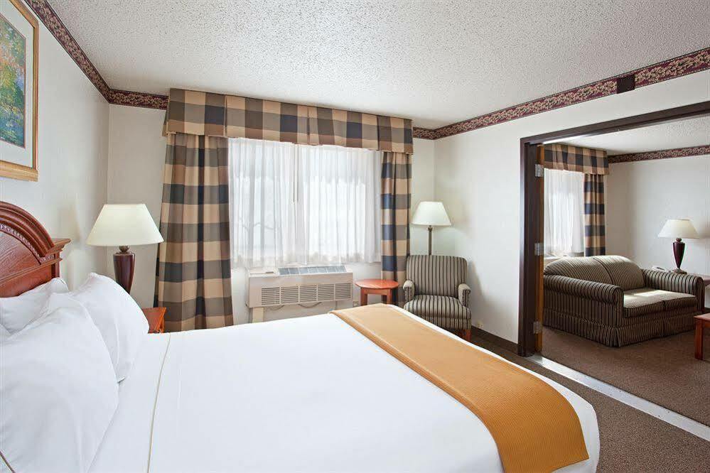 Holiday Inn Express & Suites Johnstown By Ihg Exterior photo