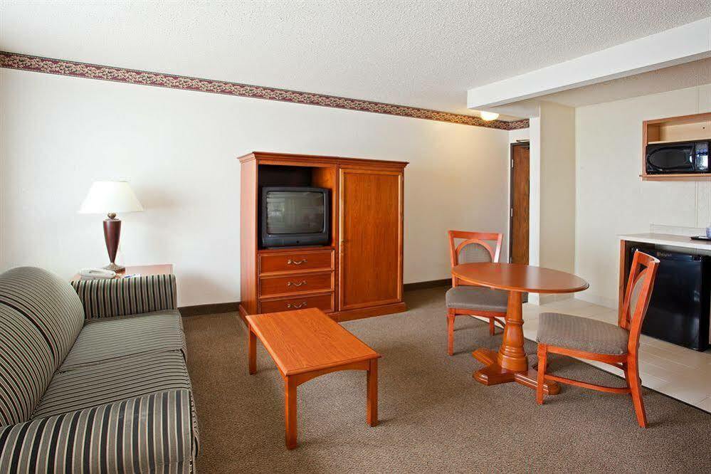 Holiday Inn Express & Suites Johnstown By Ihg Exterior photo
