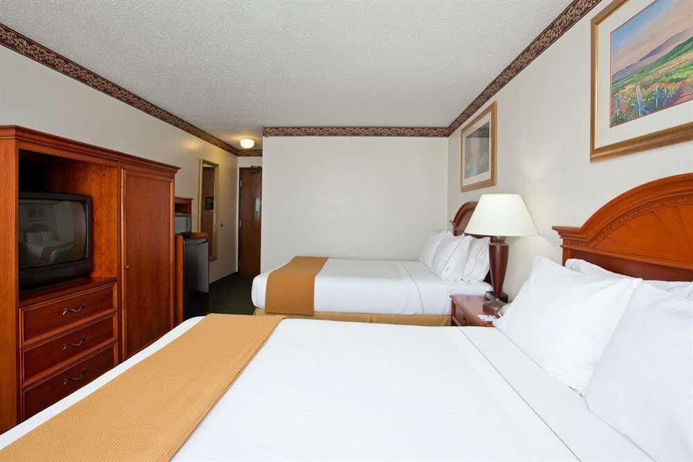 Holiday Inn Express & Suites Johnstown By Ihg Exterior photo