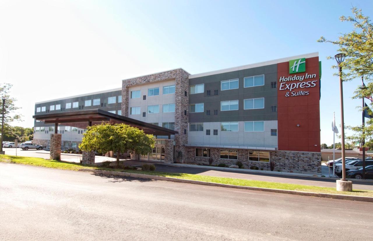 Holiday Inn Express & Suites Johnstown By Ihg Exterior photo