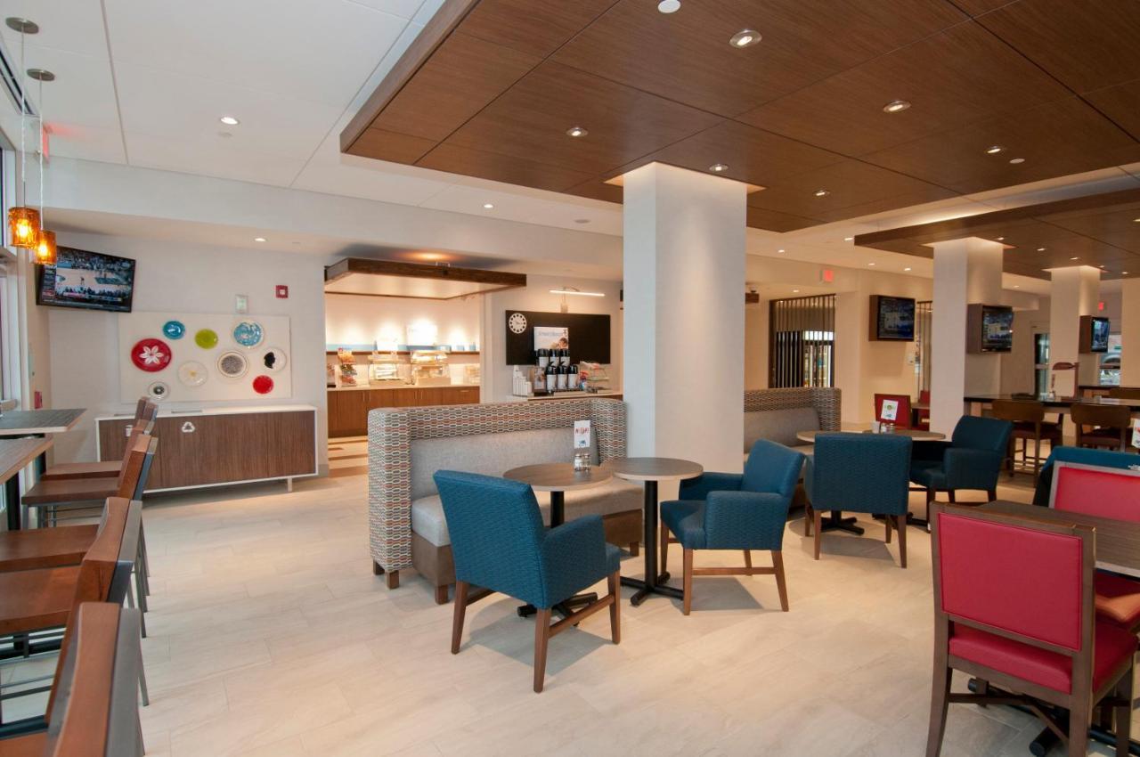 Holiday Inn Express & Suites Johnstown By Ihg Exterior photo