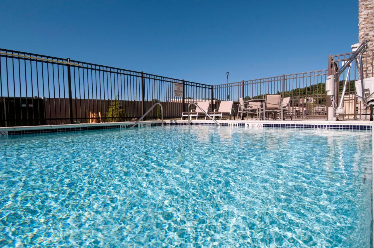 Holiday Inn Express & Suites Johnstown By Ihg Exterior photo