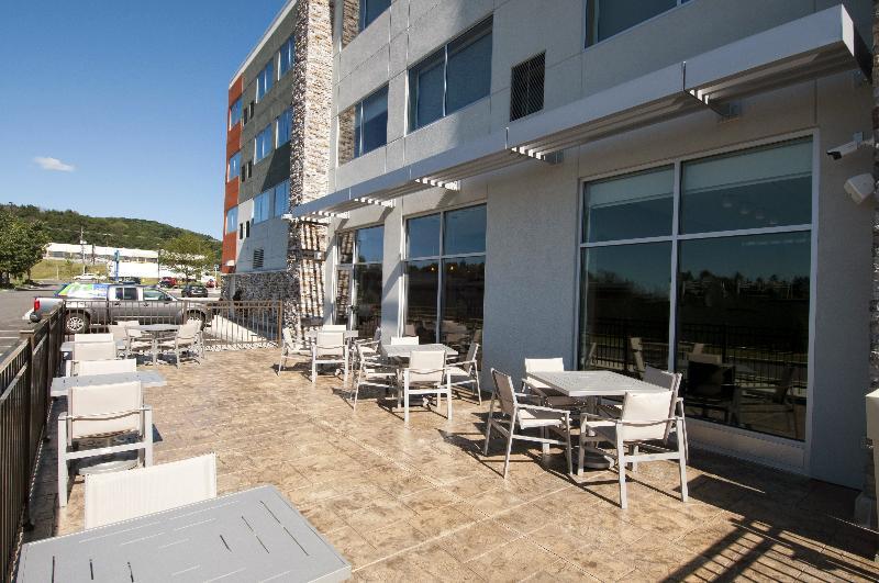 Holiday Inn Express & Suites Johnstown By Ihg Exterior photo